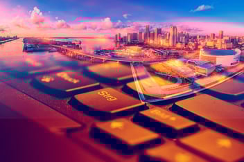 ciudad sobre un teclado con cielo azul