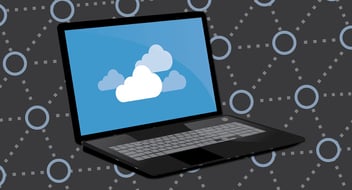 Un portátil con nubes en la pantalla