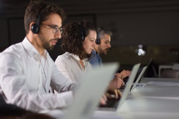 Personas trabajando en un contact center, típico servicio que se externaliza.